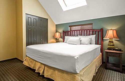 Wisconsin Dells Resort | Christmas Mountain Village Resort fully stocked w/13 ski hills, 27 hole golf, tennis courts & more