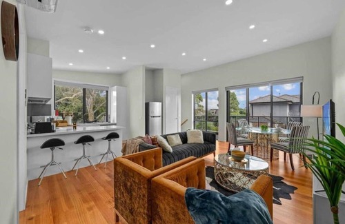 Maidstone Apartment | Churchill Delux, Elegant Town House, complimentary wine and chocolates
