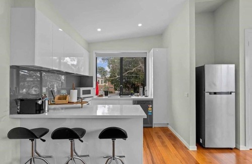 Maidstone Apartment | Churchill Delux, Elegant Town House, complimentary wine and chocolates