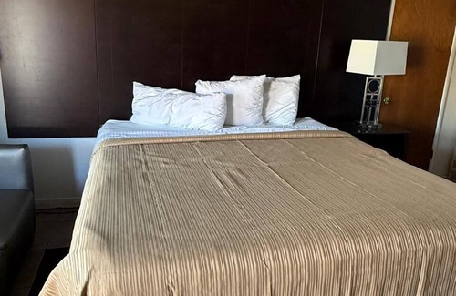 Hollister Hotel | Cinderella Motel