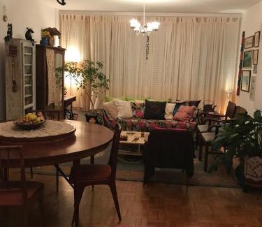 Pinheiros Apartment | CineSala · SP: beautiful, well located, with air conditioner