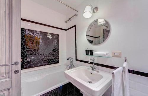 Roman Ghetto House | Cinque Scole Apartment