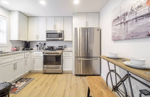 Virginia Highland Apartment | Citrus Sunburst 1 Bdrm Ponce City Mkt