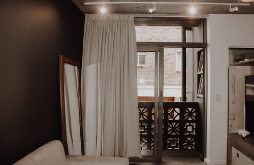 Three Anchor Bay Apartment | City Apartment, 2 mins away from the ocean