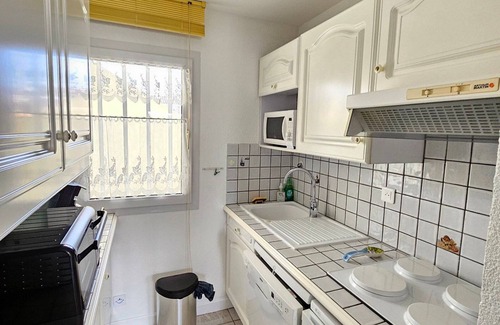Saint-Georges-de-Didonne Apartment | City Center Apartment with Balcony and Garage in Saint-Georges-de-Didonne