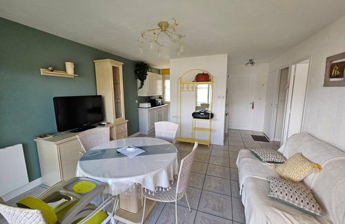 Saint-Georges-de-Didonne Apartment | City Center Apartment with Balcony and Garage in Saint-Georges-de-Didonne
