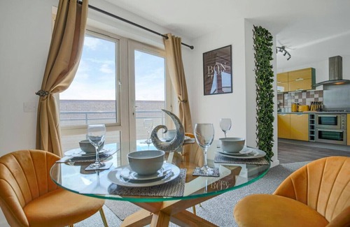 Northampton Apartment | 🌟City Centre Apt - Free Parking + Wifi + Balcony🌟