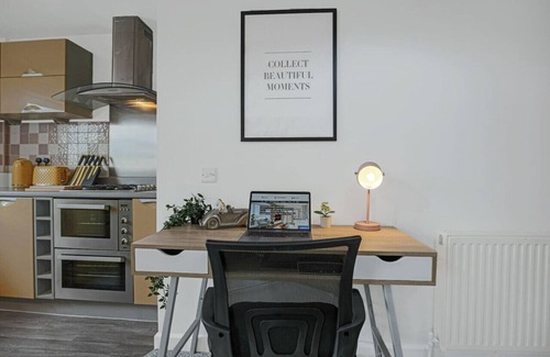 Northampton Apartment | 🌟City Centre Apt - Free Parking + Wifi + Balcony🌟