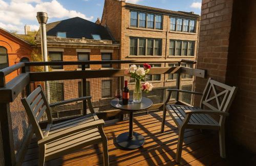 RopeWalks Apartment | City Centre Balcony Apartment for 6 - Steps to Dining, Bars & Train