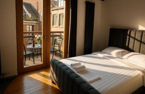 RopeWalks Apartment | City Centre Balcony Apartment for 6 - Steps to Dining, Bars & Train