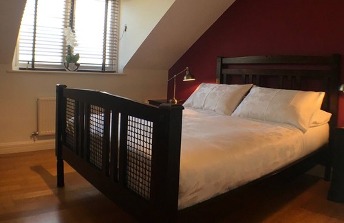 Exeter Apartment | City Centre Penthouse Apartment - Parking, Wifi, Sleeps 6