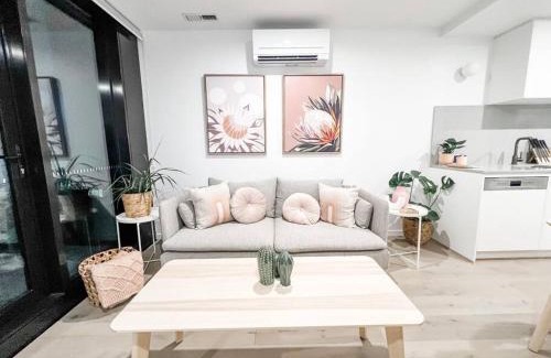 Canberra City Centre Apartment | City Centre - Pool - Parking - Self check-in