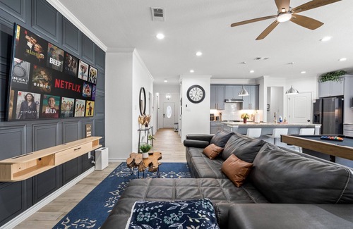 South Arlington House | City Escape: Contemporary Home Mins from Six Flags and Stadiums.