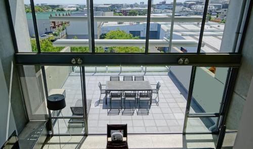 Mount Eden Apartment | City Fringe Apartment with Sky Tower and City Views