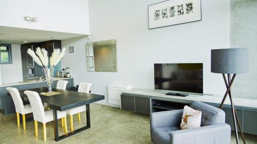 Mount Eden Apartment | City Fringe Apartment with Sky Tower and City Views