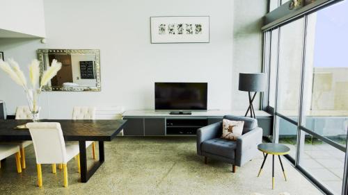 Mount Eden Apartment | City Fringe Apartment with Sky Tower and City Views
