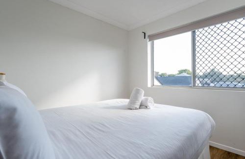 Lutwyche House | City Fringe Retreat Parkland Views Walk to Everything!