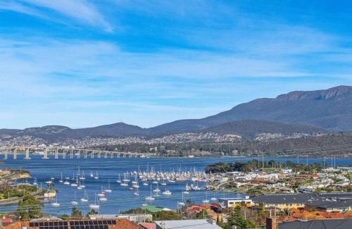 Lindisfarne House | City Lights Getaway 6Kms from CBD, Sleeps10