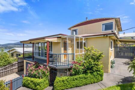 Lindisfarne House | City Lights Getaway 6Kms from CBD, Sleeps10