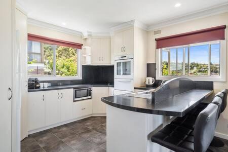 Lindisfarne House | City Lights Getaway 6Kms from CBD, Sleeps10