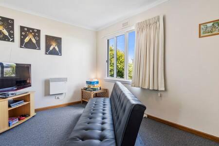 Lindisfarne House | City Lights Getaway 6Kms from CBD, Sleeps10