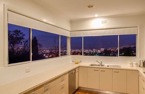 Mount Stuart Apartment | City Lights Spacious walk to restaurant strip