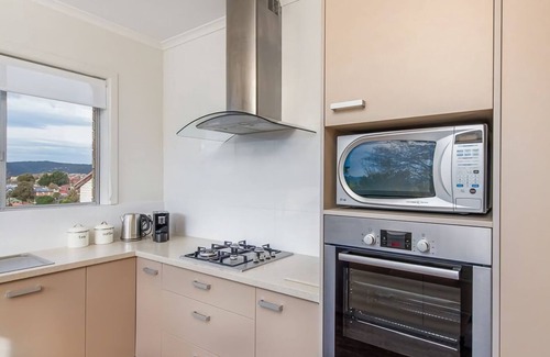 Mount Stuart Apartment | City Lights Spacious walk to restaurant strip