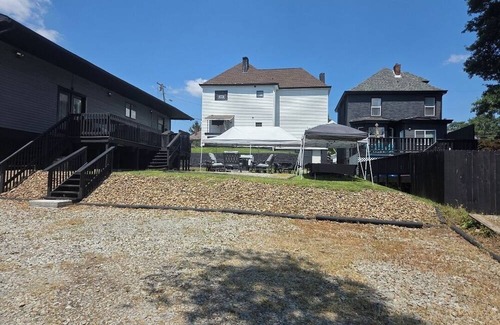 South Hills House | City Living—sleeps 12 n15-20 mins from Acrisure Stadium, PNC Park, Mt Washington