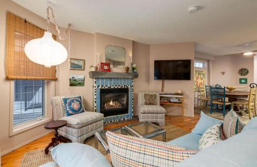 Sunnyside Apartment | City Nest Steps to Kensington Bow River DT