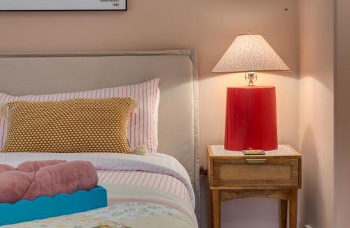 Sunnyside Apartment | City Nest Steps to Kensington Bow River DT