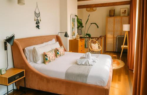 Birmingham City Centre Apartment | City Penthouse with 3 floors , Super King Bed , with secret garden