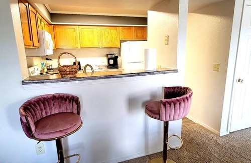Val Verde Apartment | CITY RETREAT -KING BED,Pets,AC, full kitchen WiFi,5 MINS MERCY ,5 min mall
