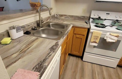 Val Verde Apartment | CITY RETREAT -KING BED,Pets,AC, full kitchen WiFi,5 MINS MERCY ,5 min mall