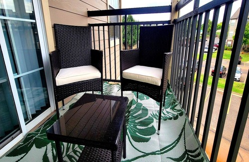 Val Verde Apartment | CITY RETREAT -KING BED,Pets,AC, full kitchen WiFi,5 MINS MERCY ,5 min mall