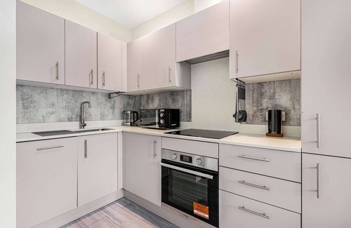 Sutton Apartment | City Service Lets | New London Cheam Village 1 Bed | Ideal for Long Business Stays | With Parking