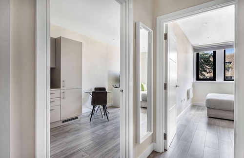 Sutton Apartment | City Service Lets | New London Cheam Village 1 Bed | Ideal for Long Business Stays | With Parking