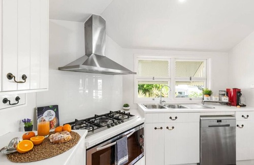 Balmoral House | City Skyline Views|Balmoral Pool Home|Pet Friendly