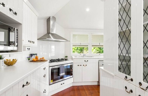 Balmoral House | City Skyline Views|Balmoral Pool Home|Pet Friendly