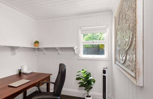 Balmoral House | City Skyline Views|Balmoral Pool Home|Pet Friendly