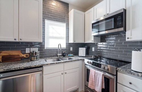 Downtown House | City Vibes Modern Hideaway Near Downtown Raleigh
