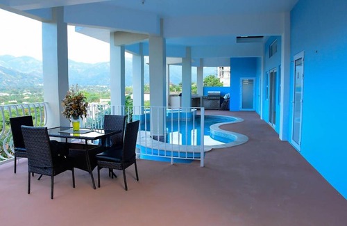 Eastwood Park House | City View Kgn Luxe 1-2 BDR Pool Deck View