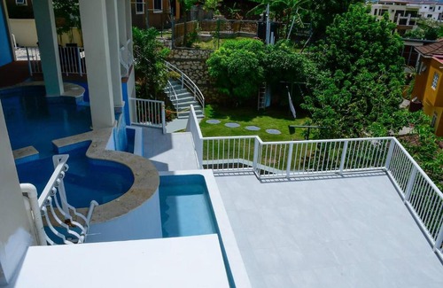 Eastwood Park House | City View Kgn Luxe 1-2 BDR Pool Deck View
