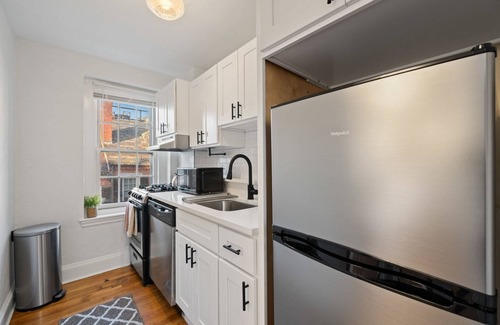 Beacon Hill Apartment | City Views Beacon Hill Apt: Rooftop Balcony, Fast WiFi, Near Cafes, MGH, Boston Commons, & Transit!