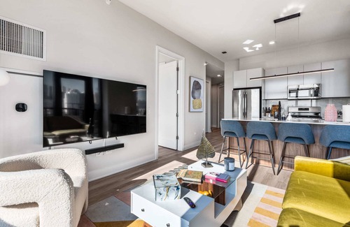 West Loop Apartment | City Views + Walk to Dining, Ideal for All