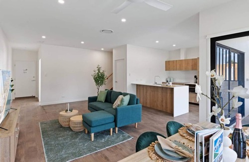 Capalaba House | CityOasis BrandNew 4BR w/Parking & Steps to Shops