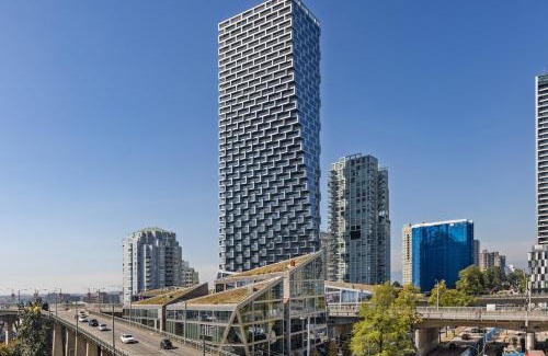 Downtown Vancouver Apartment | Cityview Yaletown Condo with AC and Balcony near Seawall for 4
