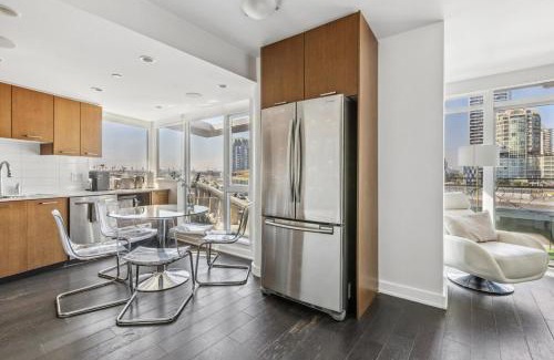 Downtown Vancouver Apartment | Cityview Yaletown Condo with AC and Balcony near Seawall for 4
