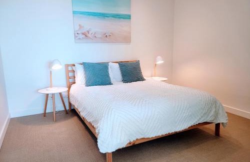 Glenelg Apartment | CityViews @ Glenelg * Pool/Beach * Free Parking *