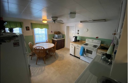 Summerlee Cottage | Clarence's Country Cottage in the heart of the Appalachian hills.