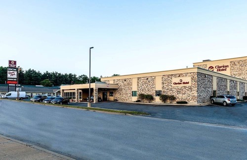 West Baraboo Hotel | Clarion Hotel and Convention Center Baraboo